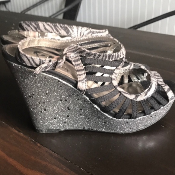 Buckle DayTrip zebra sparkly wedges - Picture 2 of 8